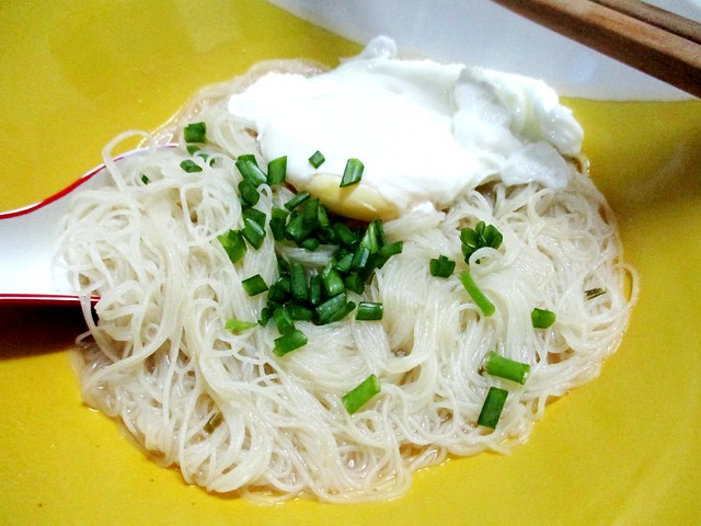 Poached egg with bihun