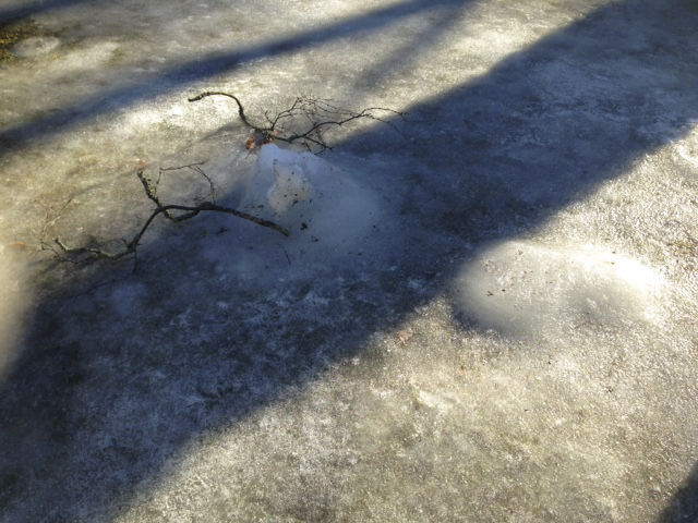 Lumiukko ja lumikissa ovat jo hävinneet keväälle. Valokuvaaja: Markus Kauppinen