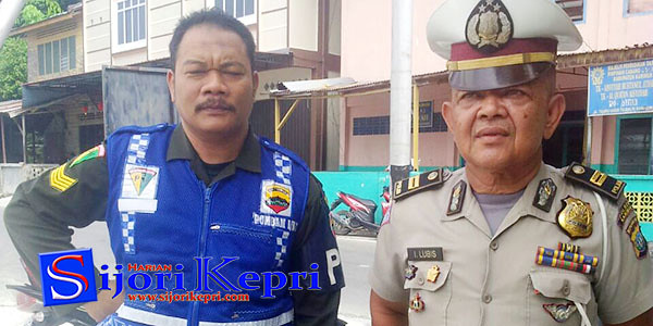 Satlantas Polres Karimun, Iptu Indra Buana Lubis bersama Polisi Meliter (PM) Serma Erwin