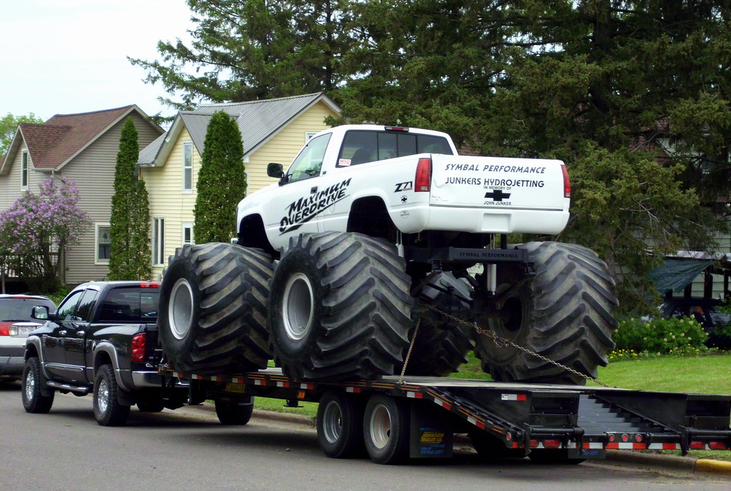 Trailer Monster Trucks
