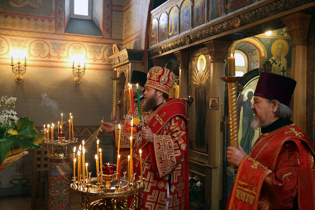Епископ Воскресенский Савва совершил Божественную литургию в храме Новомучеников и Исповедников Российских в Коммунарке