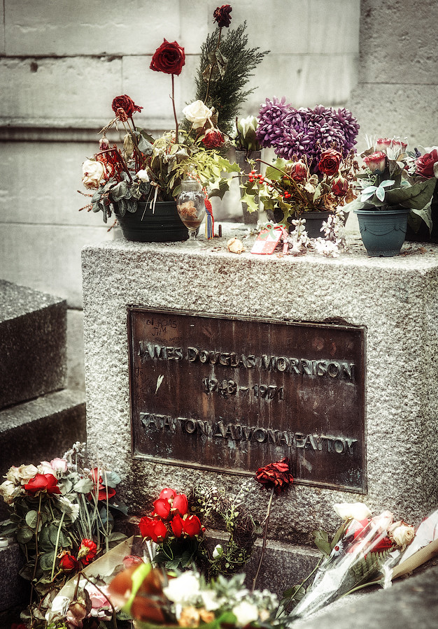Легенды Пер- Лашез: могила Джима Моррисона в Париже