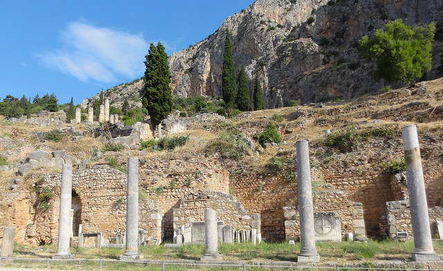 Viajar a Grecia en tiempos revueltos. - Blogs de Grecia - DELFOS, MONUMENTO A LA BATALLA DE LAS TERMÓPILAS Y KALAMBAKA EN METEORA. (9)