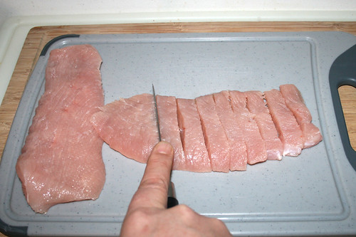 18 - Putenschnitzel in Streifen schneiden / Cut turke escalopes in stripes