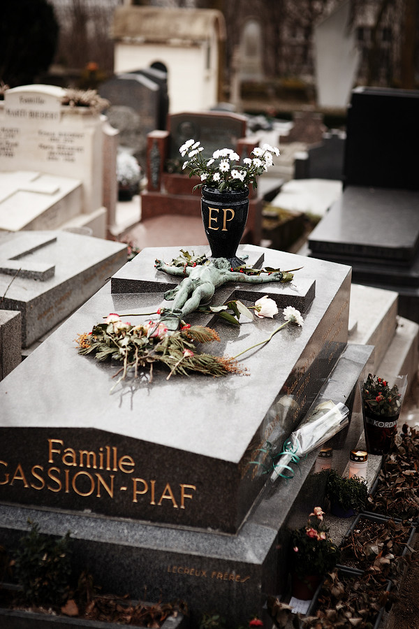 Могила Эдит Пиаф на кладбище Пер-Лашез в Париже