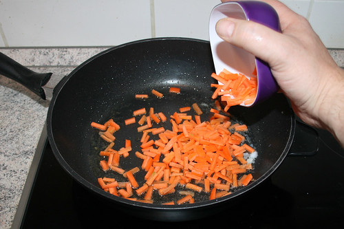 32 - Möhrenstifte in Pfanne geben / Add carrot sticks to pan