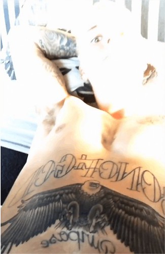 Resultado de imagen para Justin Bieber lució su nuevo y exagerado tatuaje en el abdomen (+Fotos)