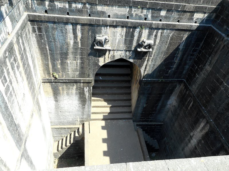 The entrance to the well has two sculptures of Sharabhas (creatures with heads and bodies of different animals) in the Hindu mythology. The entrance leads to a bridge with stairs that take us to moat-like structures on either sides of the bridge. As a villager tells us, these were made for accessing the water that filled up even the moats during the rainy season.  
