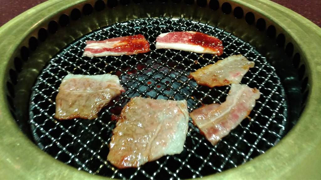 焼肉DOURAKU、ランチセットの肉を焼く写真２