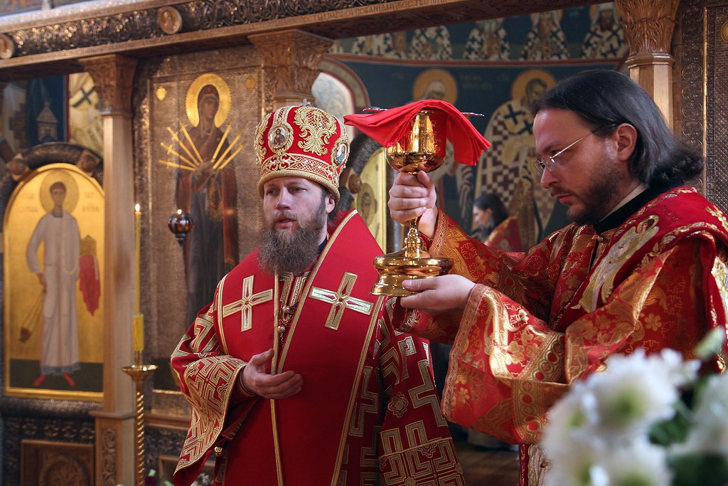 Епископ Воскресенский Савва совершил Божественную литургию в храме Новомучеников и Исповедников Российских в Коммунарке