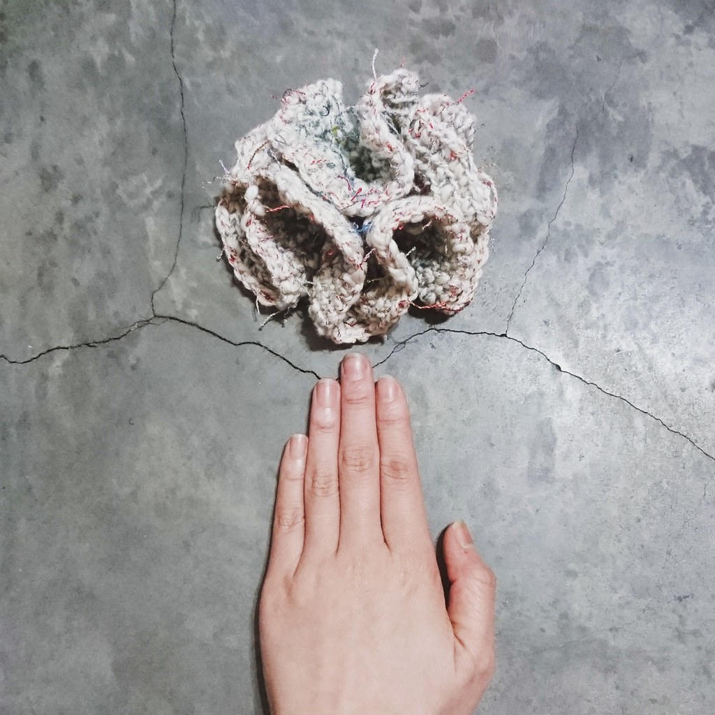 大約直徑12公分的雙曲珊瑚鉤織作品，需耗時一個小時製成。圖片來源：蹦蹦彤鉤針bonbontung crochet。作品出自 crochet poetry project 3.0，no.027。