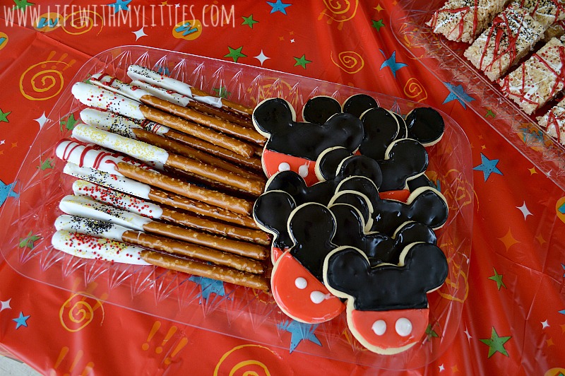 We loved throwing our #DisneyKids Preschool Playdate! We went with a Mickey Mouse theme and everyone had so much fun! If you're looking for some ideas for activities or food to serve at a Mickey Mouse party, check this post out!
