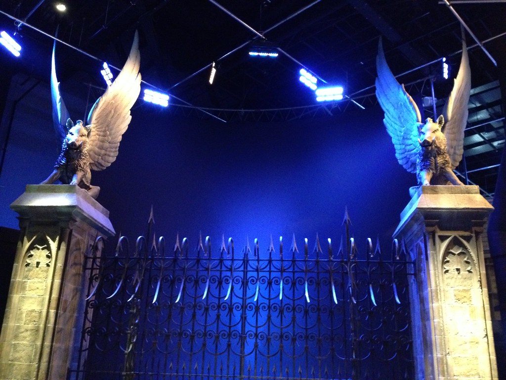hogwarts entrance gate bookends