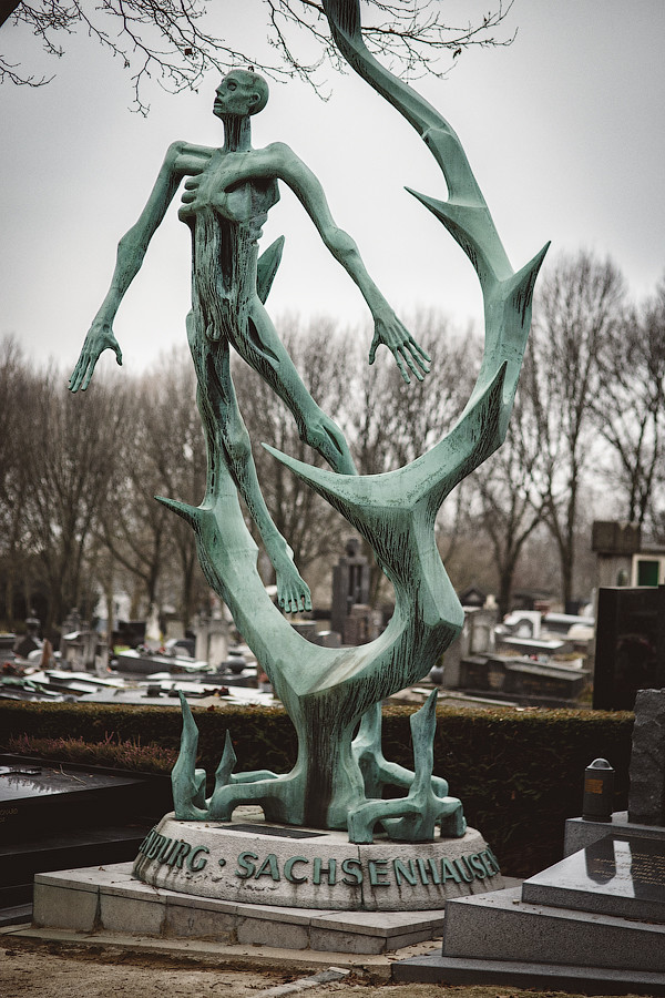 Памятник жертвам Холокоста на кладбище Пер-Лашез в Париже