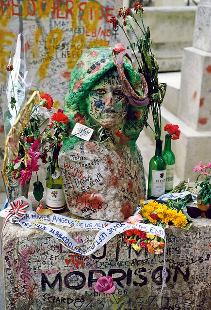 Бюст Джима Моррисона на кладбище Пер-Лашез в Париже