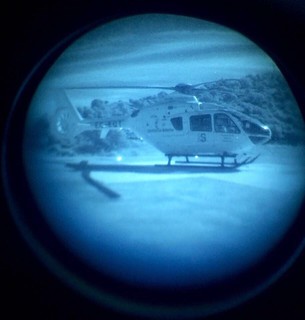 Un EC135 de SESCAM visto desde unas NVGs