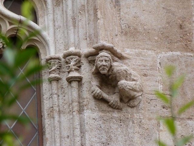 Estatua de la Lonja de la Seda (Valencia)