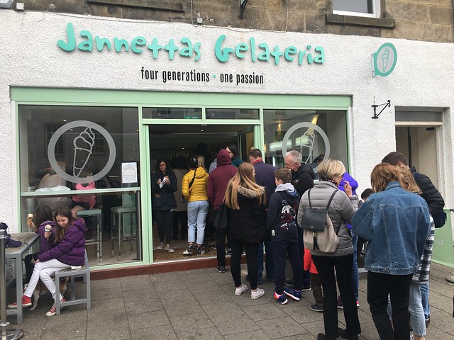 Jannettas Gellateria,  customers wait in line