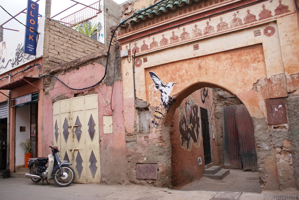Porte et bout de rue dans la casbah au sud de la Médina de Marrakech.