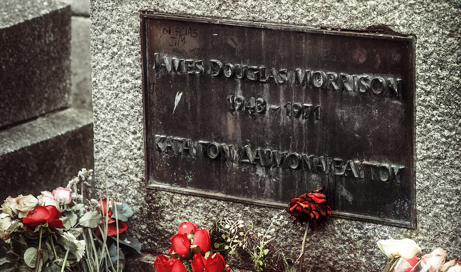 Могила Джима Моррисона (The Doors) на кладбище Пер-Лашез в Париже