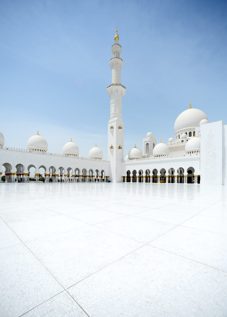 Espectacular fachada en mármol blanco de la mezquita Sheikh Zayed de Abu Dhabi