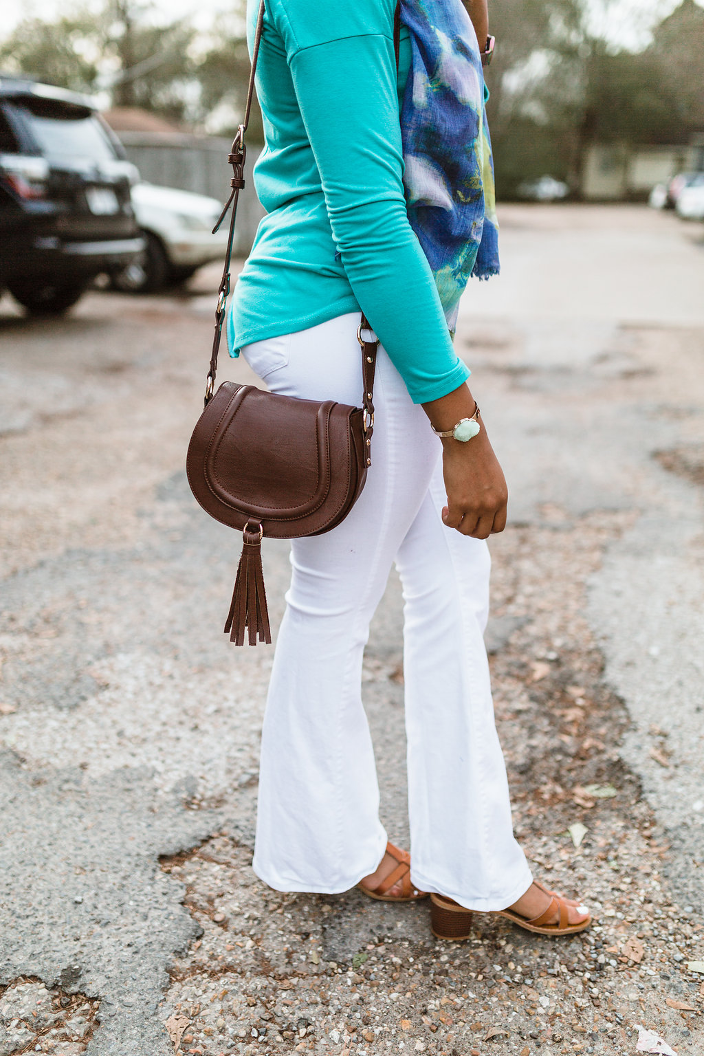 how to accessorize white jeans