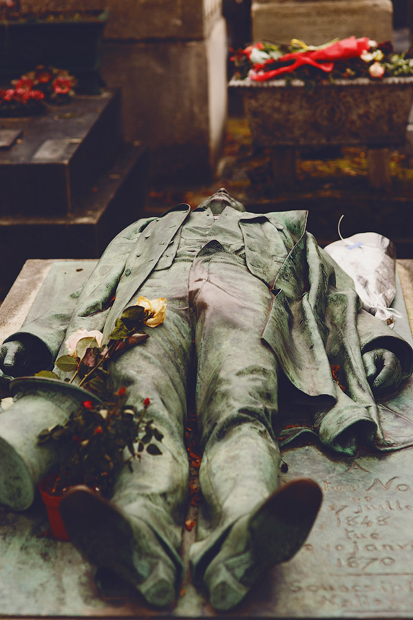 Могила журналиста Виктора Нуара на кладбище Пер Лашез в Париже