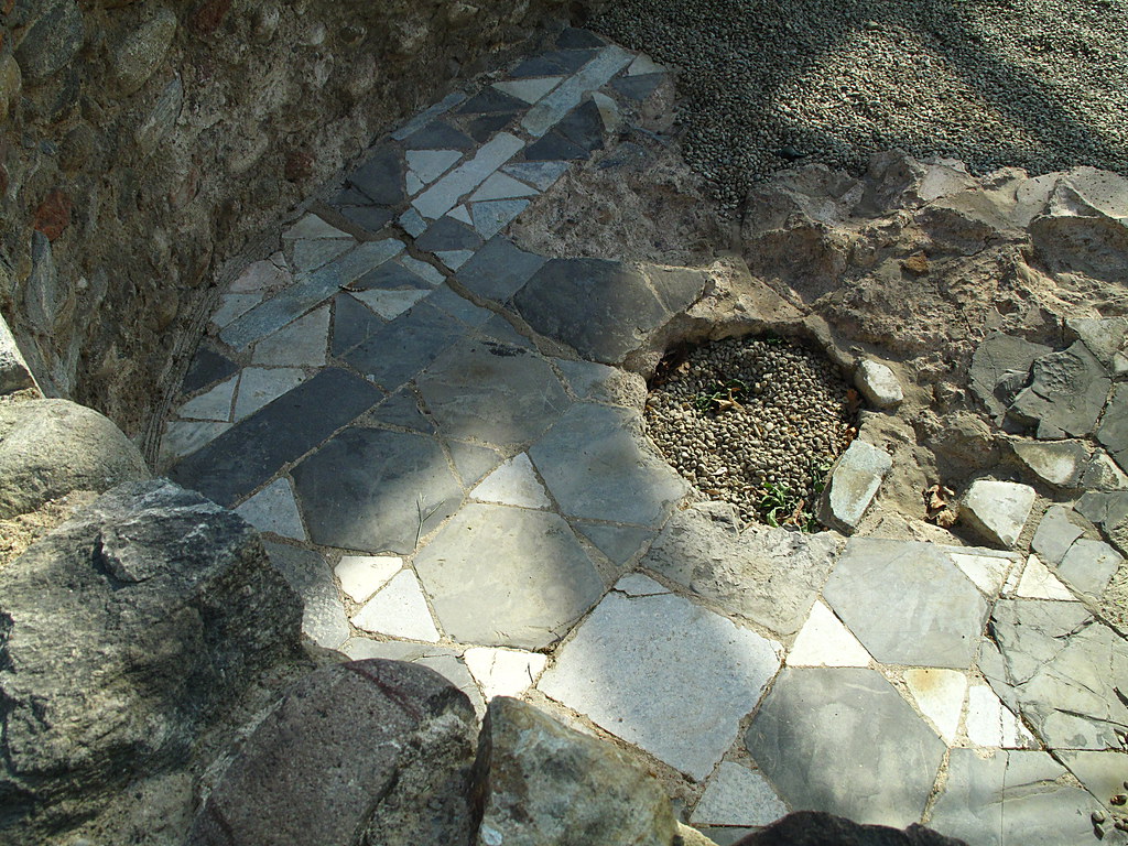 Pavimentazione del fonte battesimale di San Giovanni Evangelista
