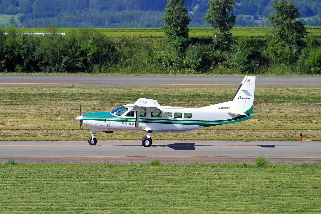 JA8895 Kyoritsu Air Survey  Cessna 208 Caravan
