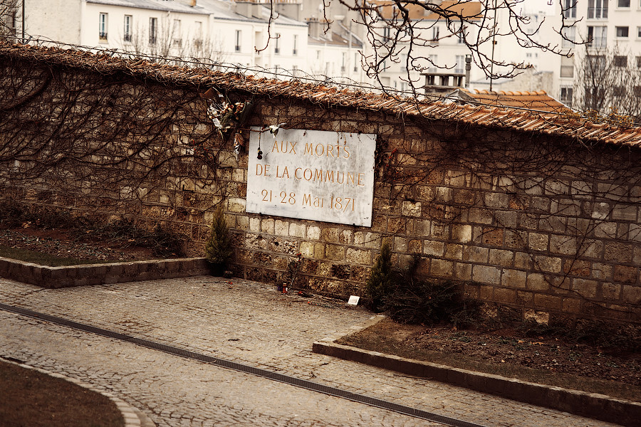 Достопримечательности Парижа: Стена Коммунаров на кладбище Пер-Лашез в Париже