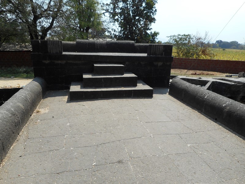 A throne made of stones on the terrace is another indicator that the royalty could have used the place for official purposes. The peculiar sloping structure in front of the throne and the small holes on the sides of the terrace drained the water during the rains back into the well.