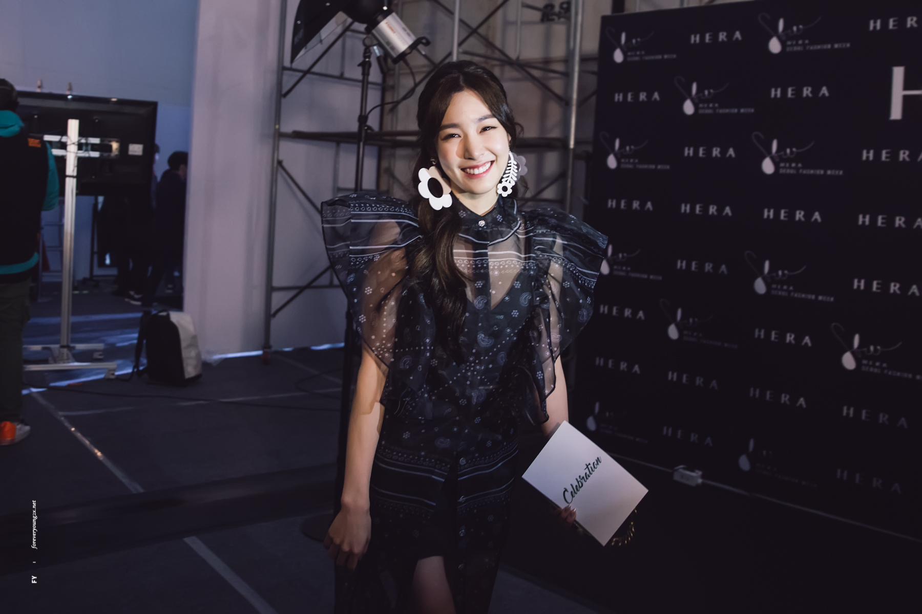 [PIC][28-03-2017]Tiffany và SeoHyun tham dự sự kiện ra mắt BST Thu - Đông của thương hiệu "FLEAMADONNA" trong khuôn khổ "2017 S/S HERA Seoul Fashion Week" vào chiều nay - Page 3 32889667973_babb1f206e_o