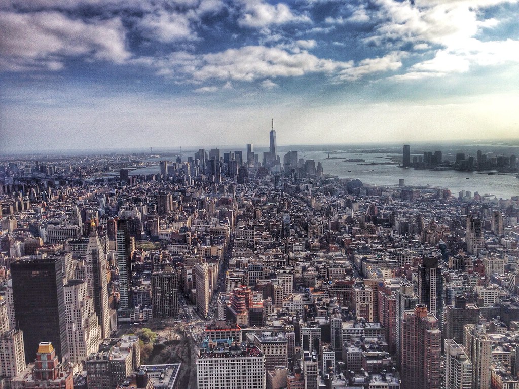 View of lower Manhattan from the Empire State Building ...