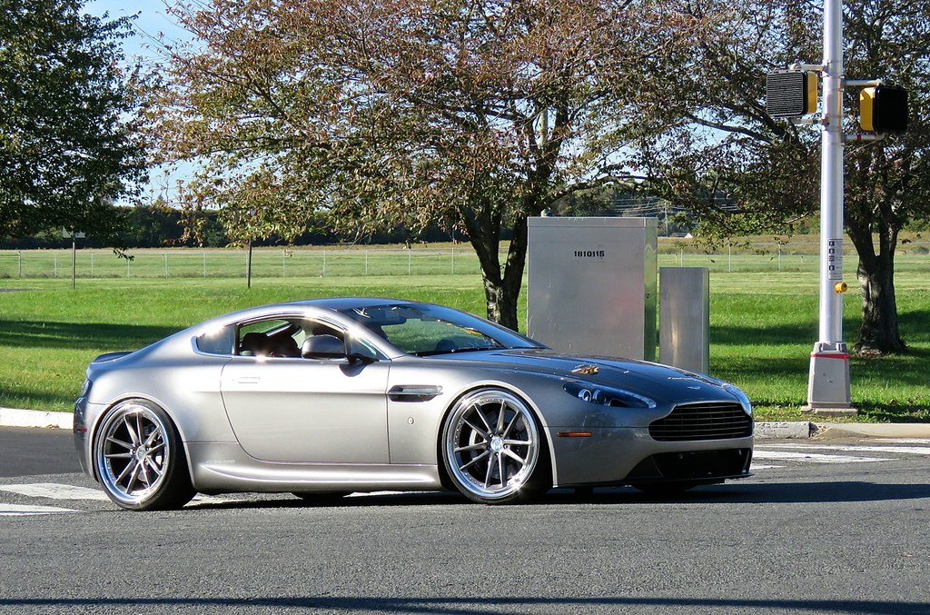 Stanced Aston Martin V8 Vantage 4