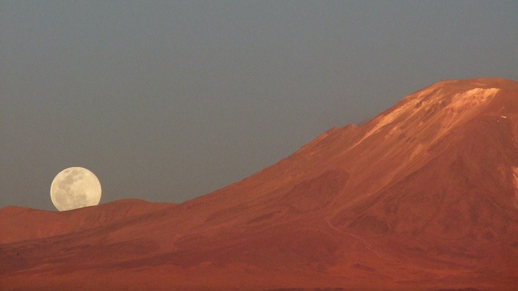 Moon and Lejía volcano