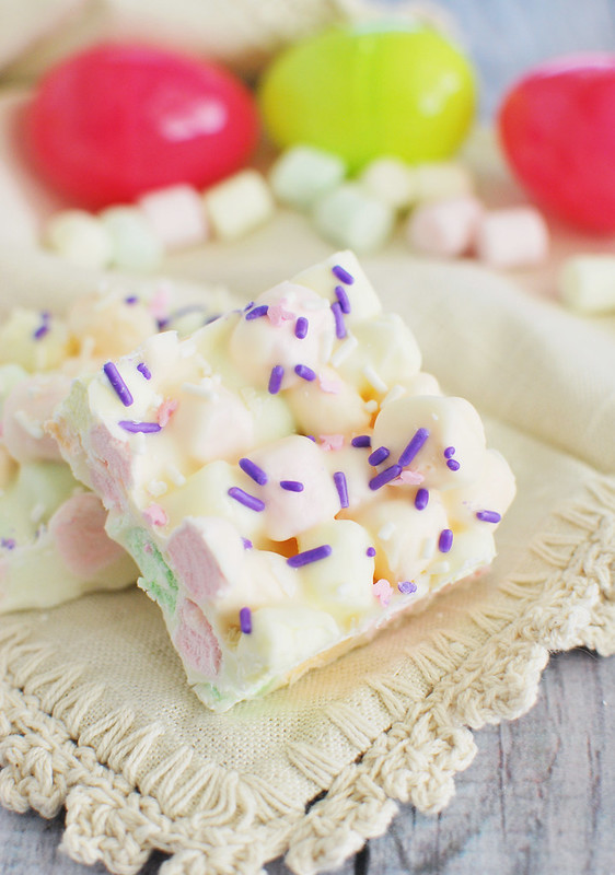 Easter Marshmallow Bark - the cutest Easter treat! Pastel marshmallows coated in white chocolate and topped with sprinkles. No bake and takes about 10 minutes to make! 