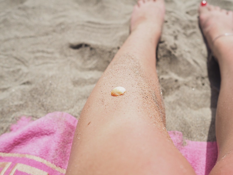 simpukka-rannalla-teneriffa-loma-hiekkaa-varpaissa