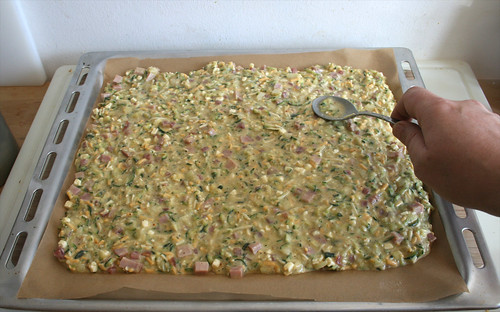 30 - Zucchinimasse auf Backblech verteilen / Spread zucchini mix in baking plate