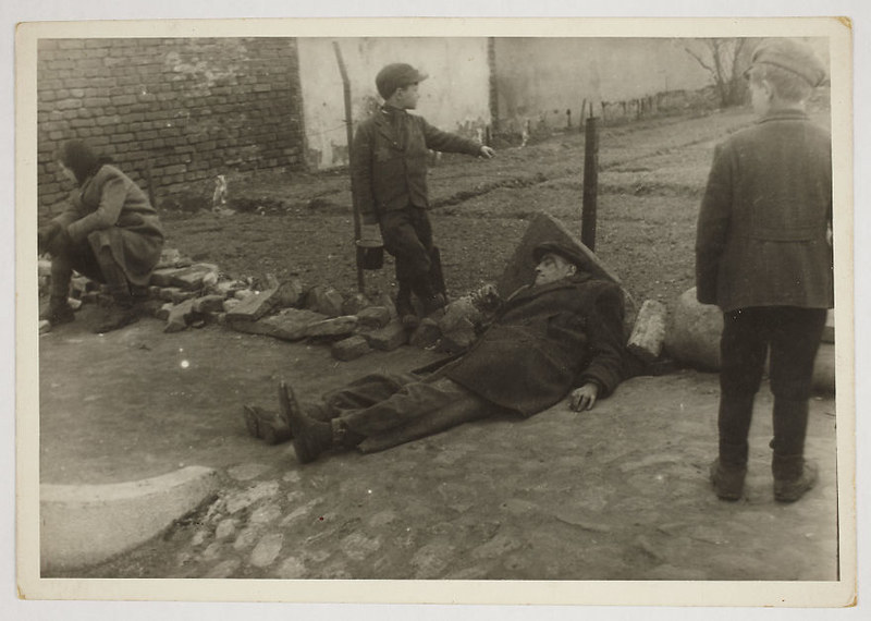 holocaust-lodz-ghetto-photography-henryk-ross-19-58e205f2500f0__880