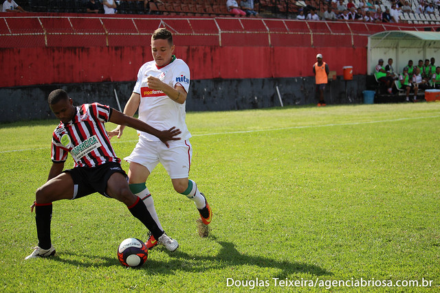 Fernando, atacante da Portuguesa Santista, disputa bola com jogador do Paulista