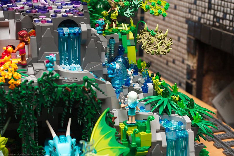 [MOC] gigantesque : univers parallèle, tous les lego Girly font la fête chez Lego Elves 33798053585_4c0eec30af_c