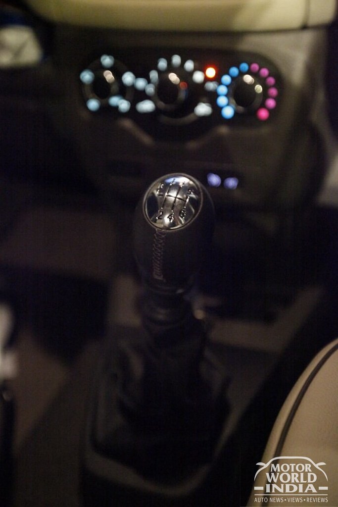 2017-Renault-Lodgy-Stepway-Gear-Lever