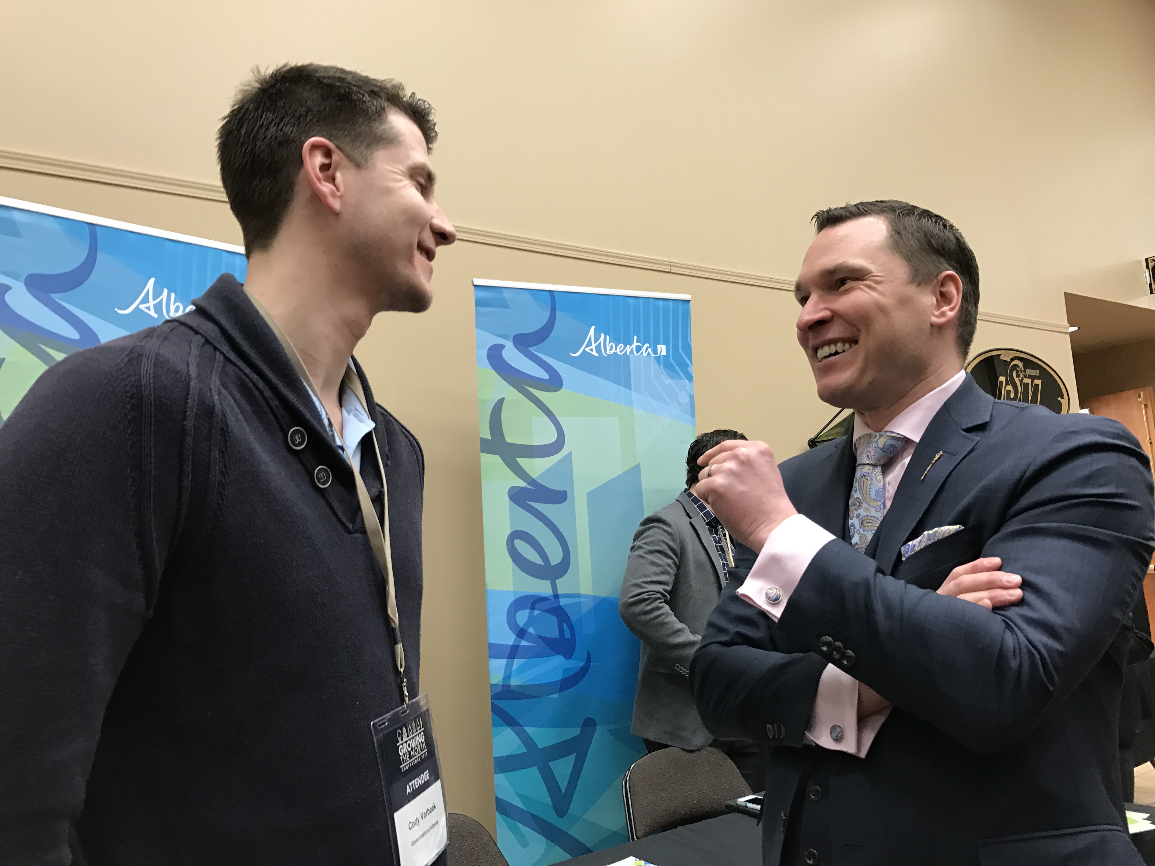 Minister Deron Bilous speaking with an attendee at the Growing North conference.