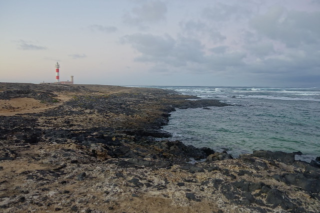 El Cotillo: atardecer en el faro y playas. Puerto del Rosario. - Fuerteventura (Islas Canarias). La isla de las playas y el viento. (5)