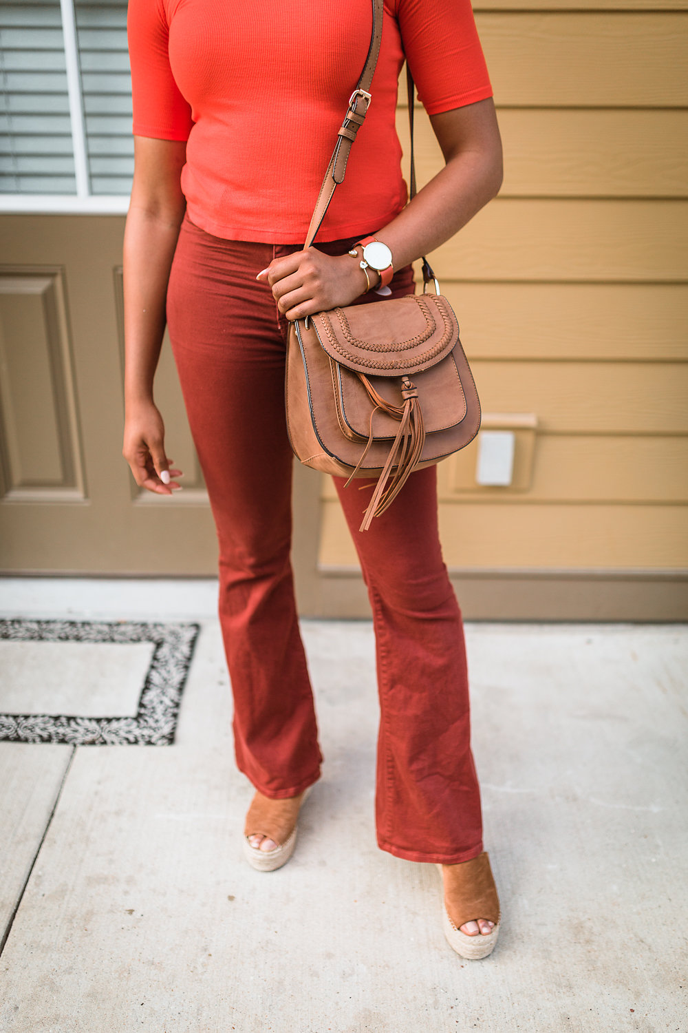 how to wear a brown saddle bag