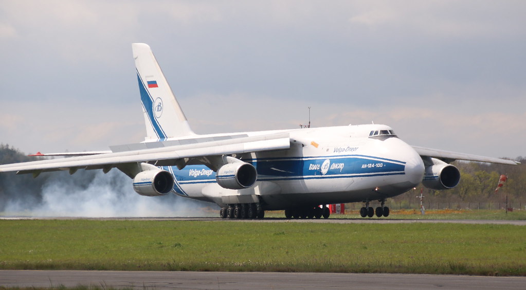 [30/09/2016] Antonov An124 (RA-82043) Volga-Dnepr Airlines   33852501905_c5bf22d73b_b