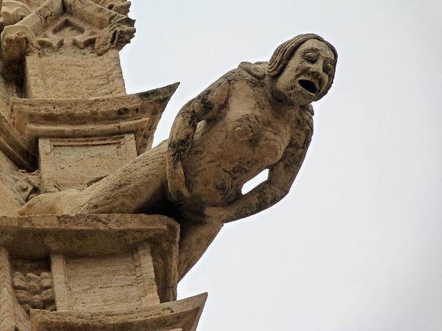 Estatua de la Lonja de la Seda en Valencia