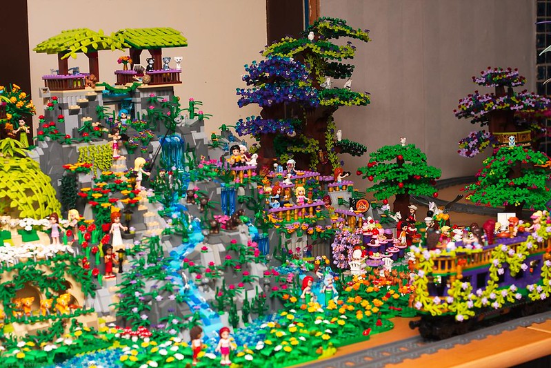 [MOC] gigantesque : univers parallèle, tous les lego Girly font la fête chez Lego Elves 33668551341_6d37488731_c
