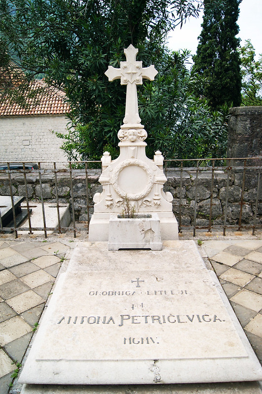 Надгробный памятник Антона Петричевича