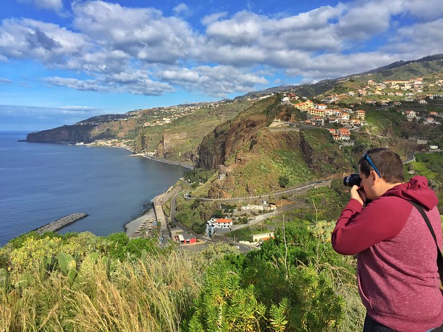 Sele haciendo fotos en un mirador de Madeira